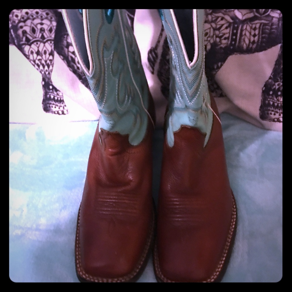Almost brand new Ariat cowgirl boots.
